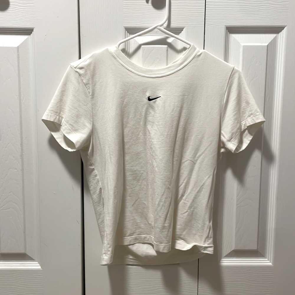 WOMEN’S WHITE NIKE T-SHIRT